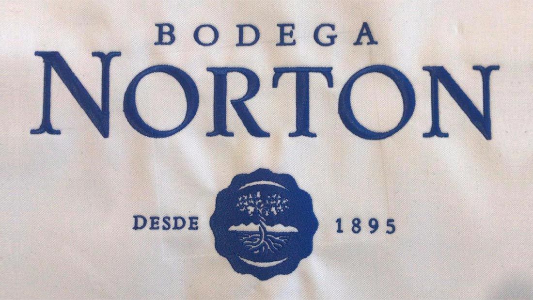 Bodega Norton, geborduurd logo bij Basis Bedrijfskleding